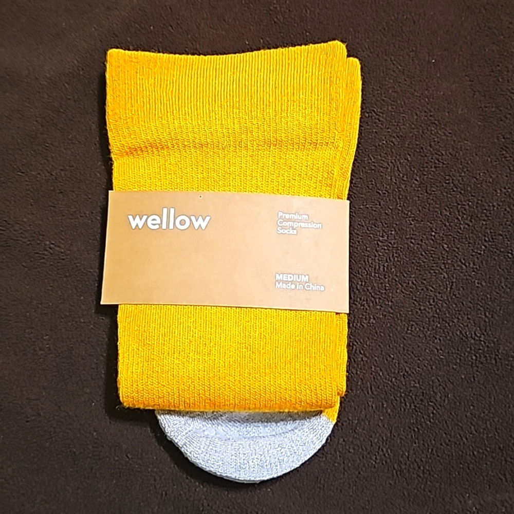 Wellow compression socks, size medium, mustard